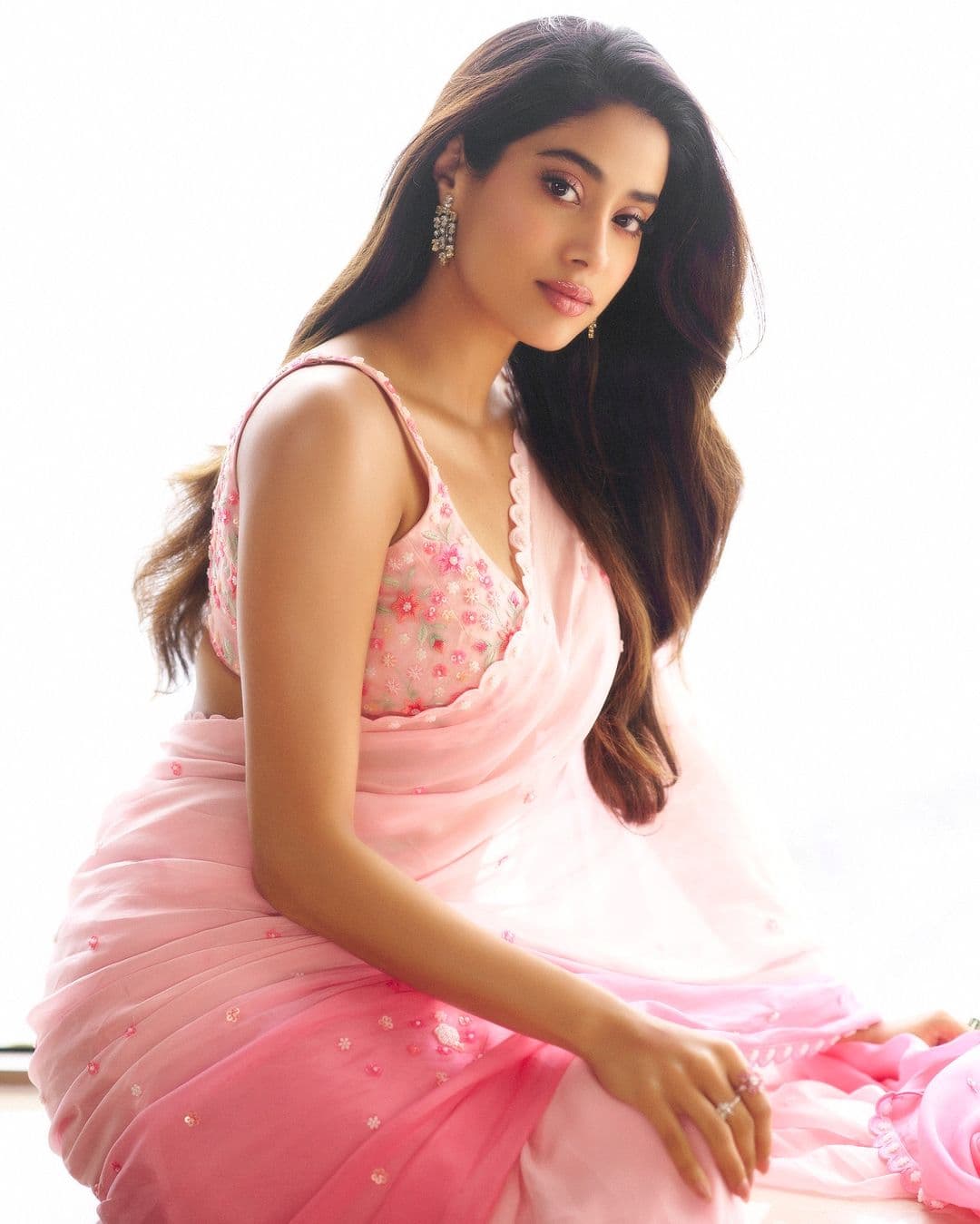 https://newstamil-tv.s3.ap-south-1.amazonaws.com/1726836664327-Janvikapoor.jpg