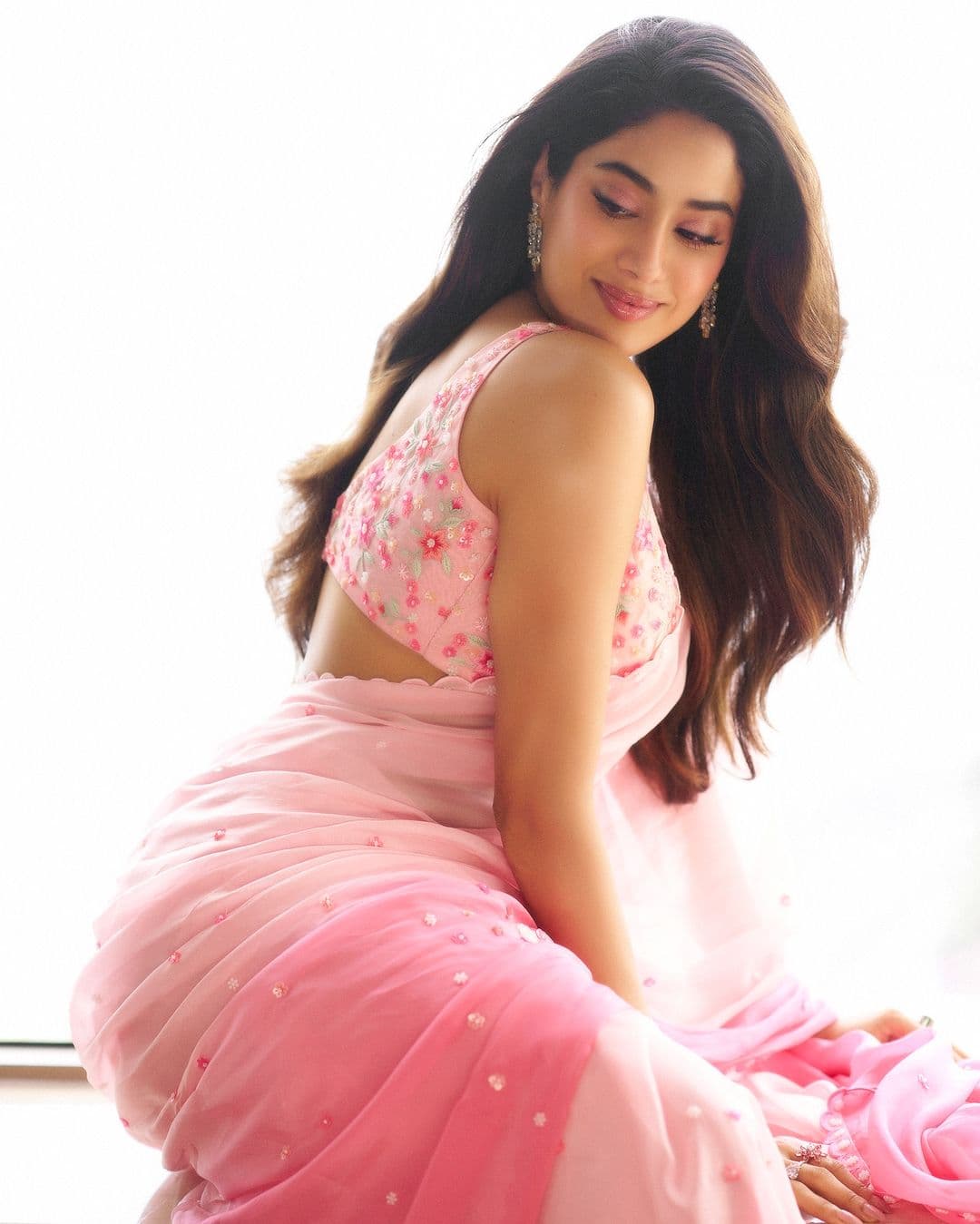 https://newstamil-tv.s3.ap-south-1.amazonaws.com/1726836677170-Janvikapoor2.jpg