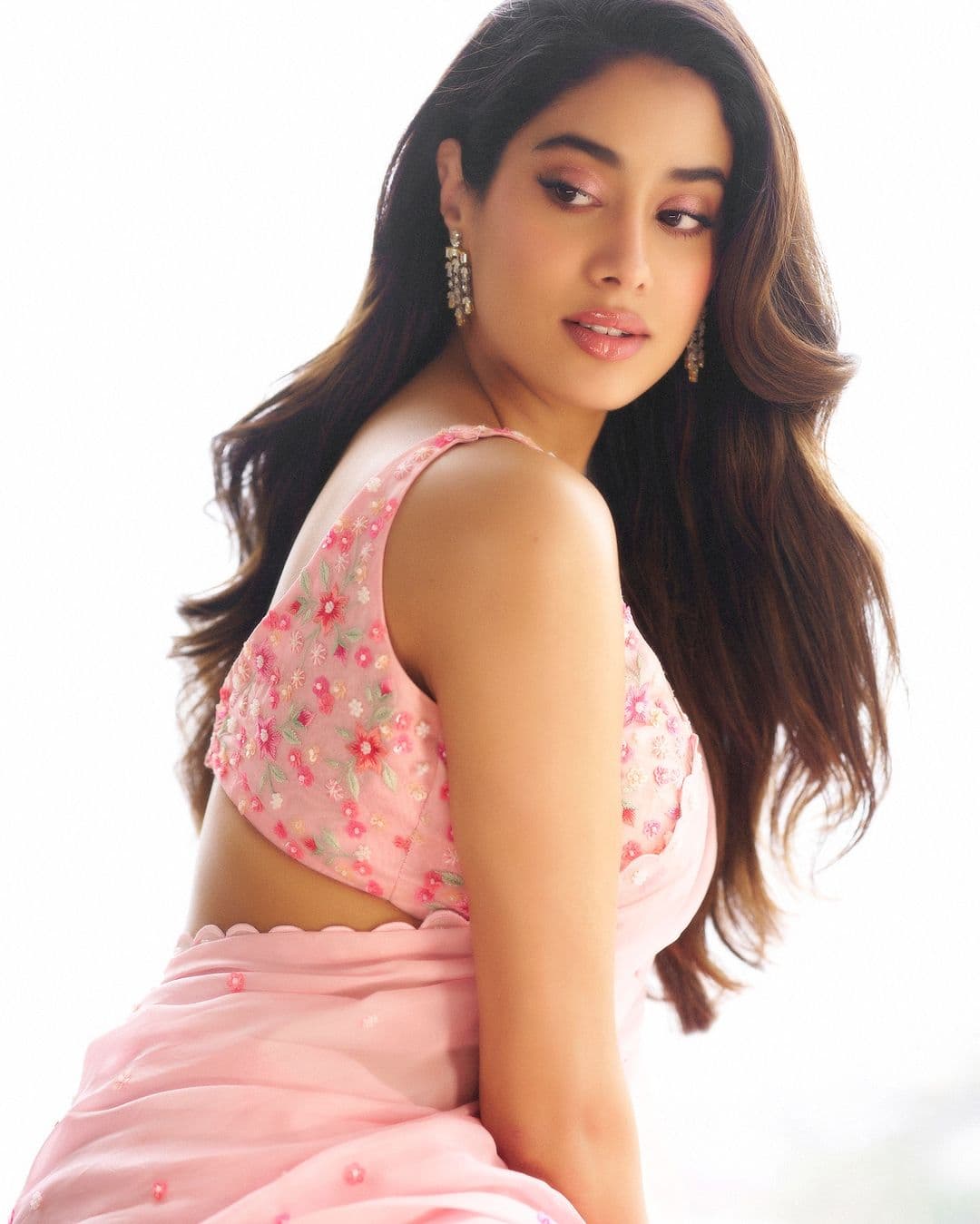 https://newstamil-tv.s3.ap-south-1.amazonaws.com/1726836682295-Janvikapoor3.jpg