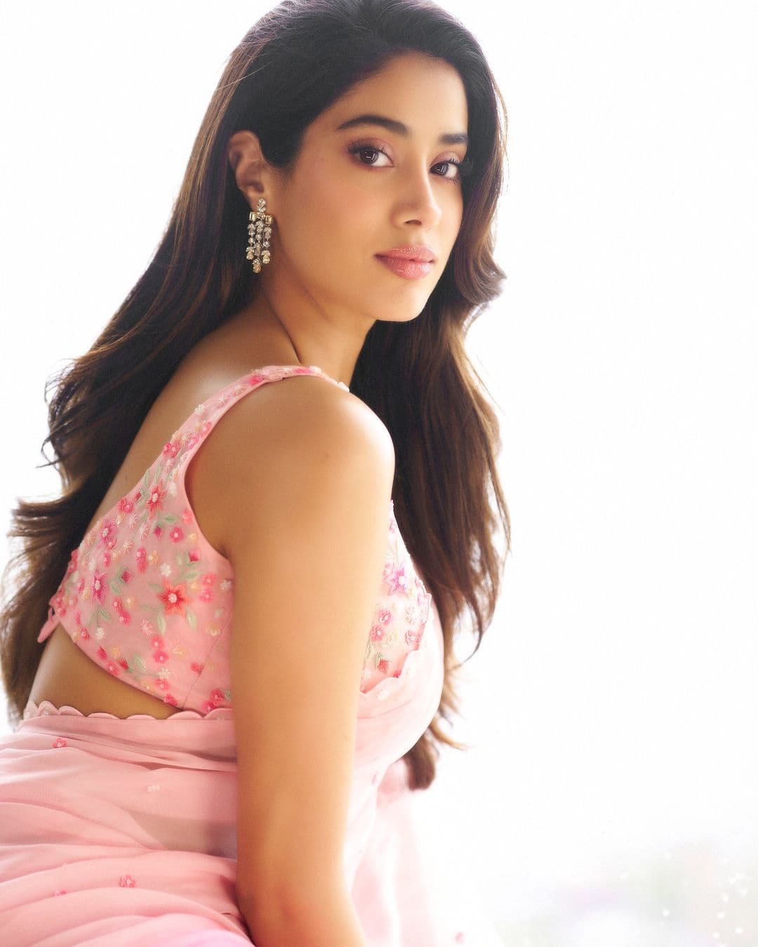 https://newstamil-tv.s3.ap-south-1.amazonaws.com/1726836686703-Janvikapoor5.jpg