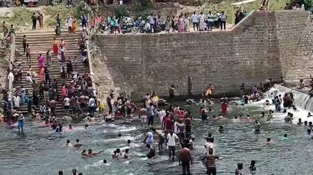 SLM Tourist crowd