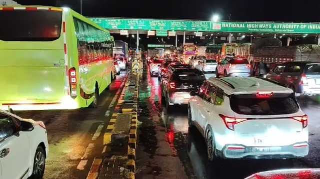 Heavy traffic jam at Ulundurpet toll booth