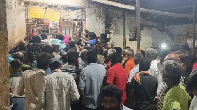 ஒரே ஒரு டாஸ்மாக் கடையில் குவிந்தனர்