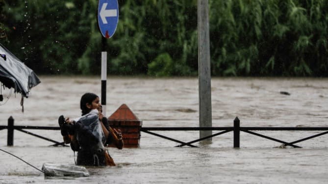 மூழ்கிய சாலைகள்