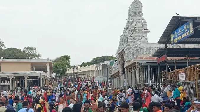 Tut temple crowd