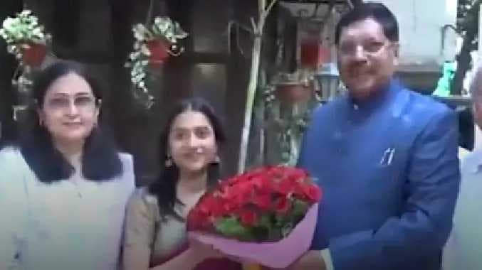 Judge visit chess winner