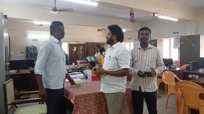 த வெ க வேட்பாளர் பணம் ஒப்படைப்பு