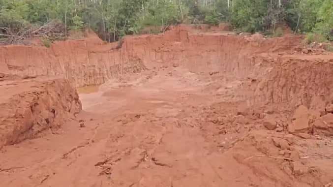 செம்மண் கொள்ளை எனப் புகார்