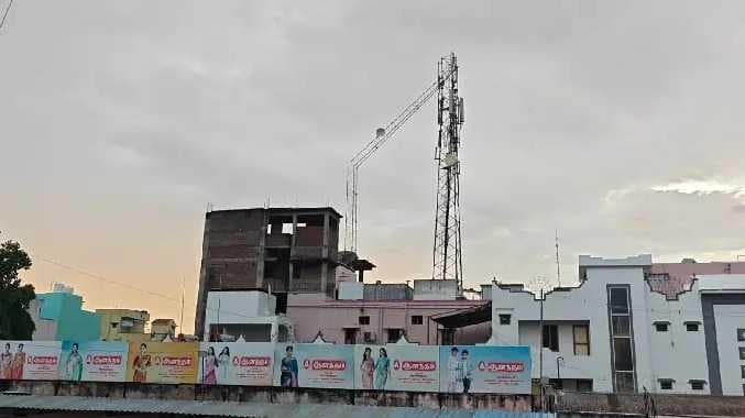 சூறாவளி காற்றால் உடைந்த செல்போன் டவர்
