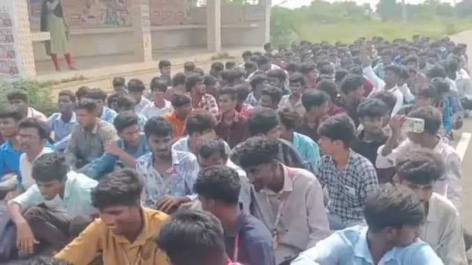 மாணவர்கள் சாலை மறியல்