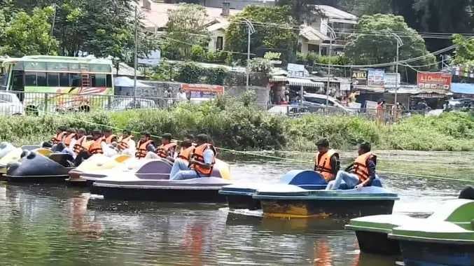 படகுப் போட்டி கோலாகலம்