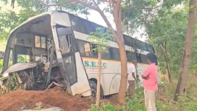 மரத்தில் மோதிய பேருந்து