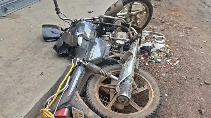 லாரி- பைக் விபத்து