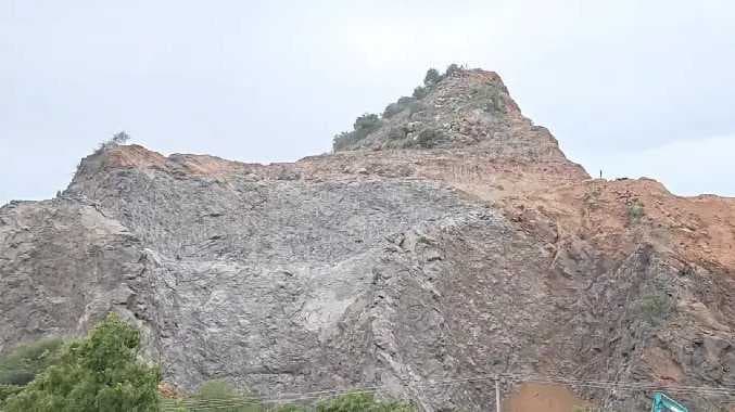 விதிகளை மீறி இயங்கும் கல்குவாரி